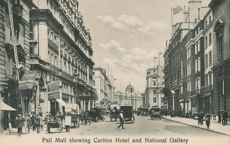 Pall Mall East ukazuje Carlton Hotel a Národní galerii od English Photographer