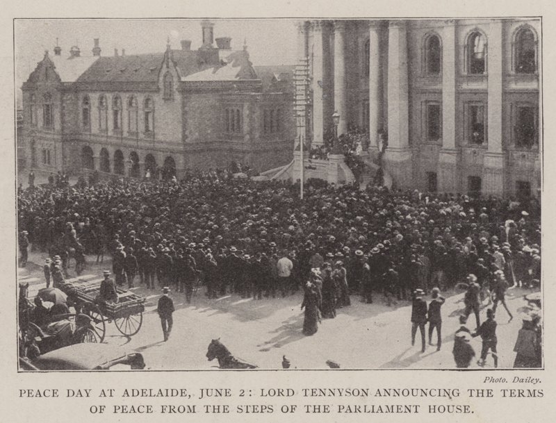 Den míru v Adelaide, 2. června, Lord Tennyson oznamuje podmínky míru ze schodů v budově parlamentu od English Photographer