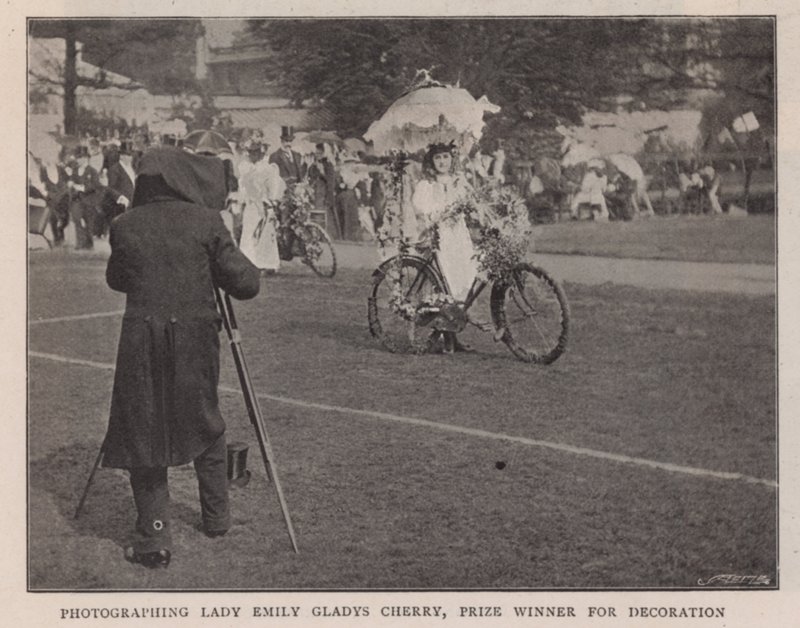 Fotografování Lady Emily Gladys Cherry, vítězky ceny za dekoraci od English Photographer