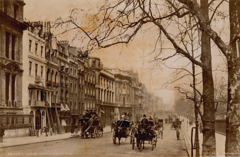 Piccadilly, Londýn, při pohledu na východ od English Photographer