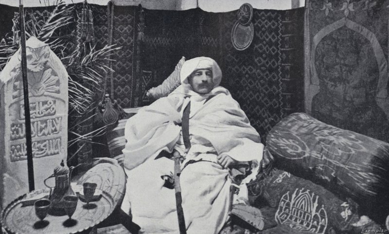 Pierre Loti ve své studii (černobílá fotografie) od English Photographer