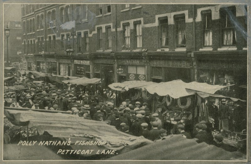 Rybí obchod Polly Nathan, Petticoat Lane, Londýn od English Photographer