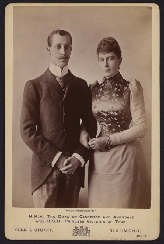 Portrét prince Alberta Victora, nejstaršího syna krále Edwarda VII., a princezny Marie z Tecku (černobílá fotografie) od English Photographer