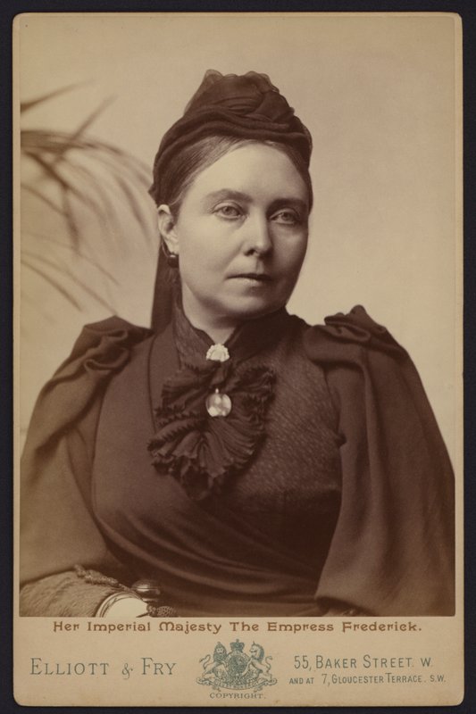 Portrét, Victoria, princezna Royal, která byla provdána za německého císaře Fridricha III. (černobílá fotografie) od English Photographer