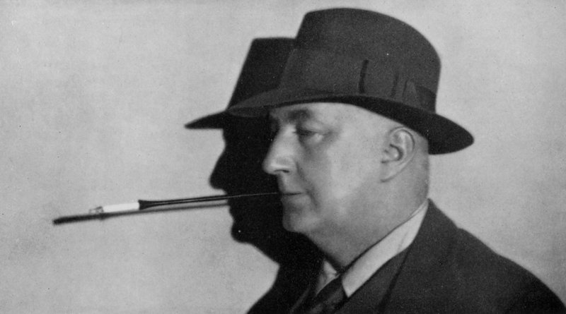 Portrét Edgara Wallace v klobouku a s cigaretou v držáku (čb fotografie) od English Photographer