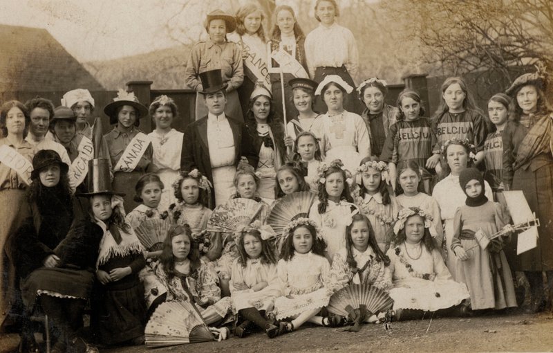Portrét skupiny školaček s učitelkami oblečenými v kostýmech světa (čb foto) od English Photographer