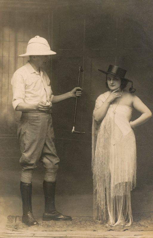 Portrét muže v jezdeckém oblečení a ženy v klobouku a šatech (čb fotografie) od English Photographer