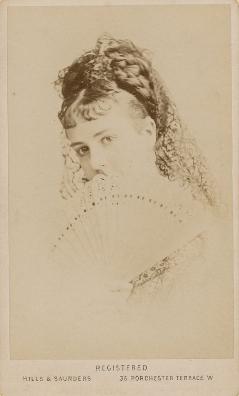 Portrét prostitutky Mabel Grayové od English Photographer