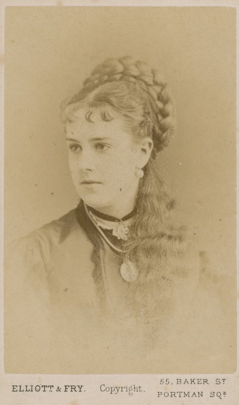 Portrét prostitutky Mabel Grayové od English Photographer