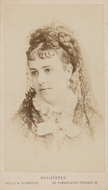 Portrét prostitutky Mabel Grayové od English Photographer