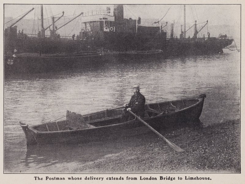 Pošťák, jehož dodávka sahá z London Bridge do Limehouse na lodi na řece Temži v Londýně (černobílá fotografie) od English Photographer