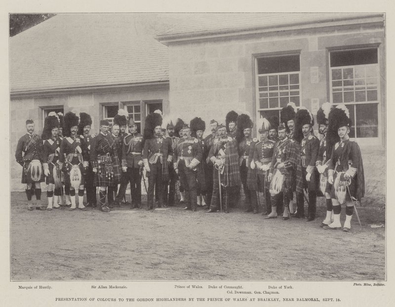 Prezentace barev Gordon Highlanders princem z Walesu v Braikley, poblíž Balmoral, 18. září od English Photographer