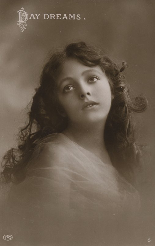 Hezká dívka, denní snění (černobílá fotografie) od English Photographer