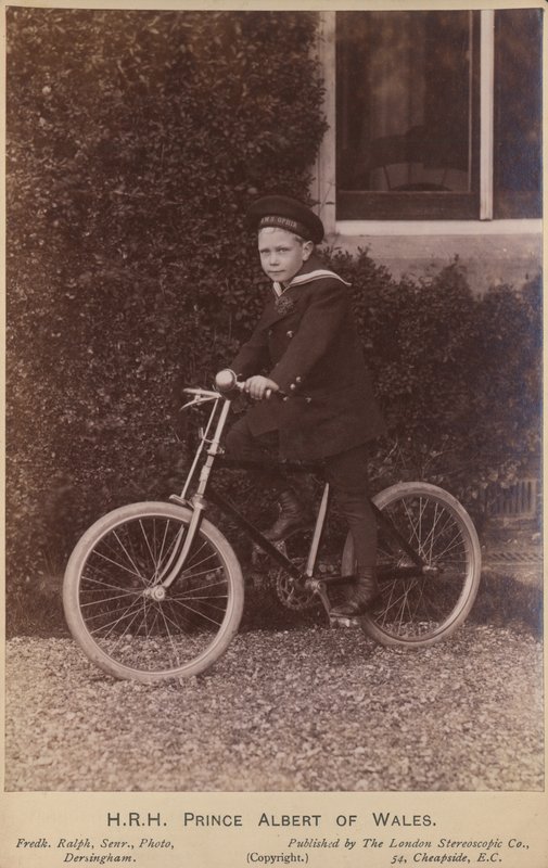 Princ Albert z Walesu pózuje pouze na kole od English Photographer