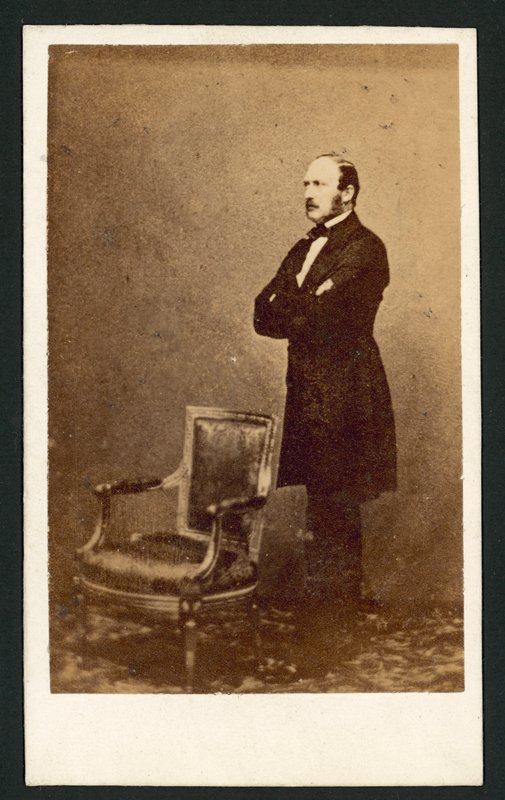 Princ Albert, stojící za židlí (černobílá fotografie) od English Photographer