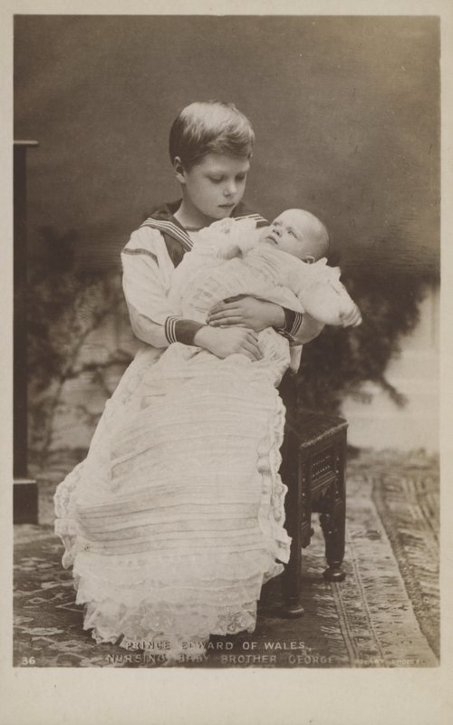 Princ Edward z Walesu kojí svého malého bratra George (čb fotografie) od English Photographer