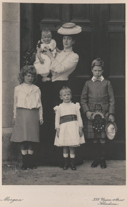 Princezna Alexandra na snímku se čtyřmi svými dětmi od English Photographer