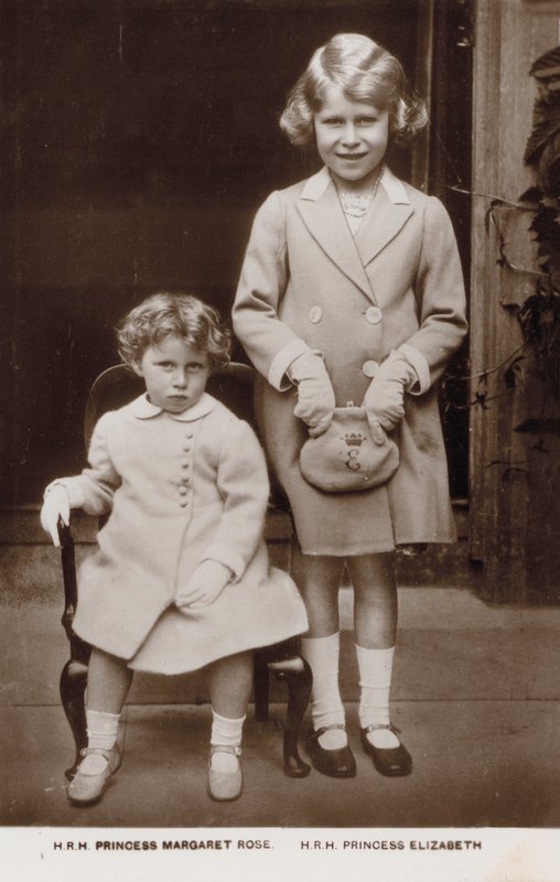 Princezna Alžběta (později královna Alžběta II.) a princezna Margaret (čb fotografie) od English Photographer