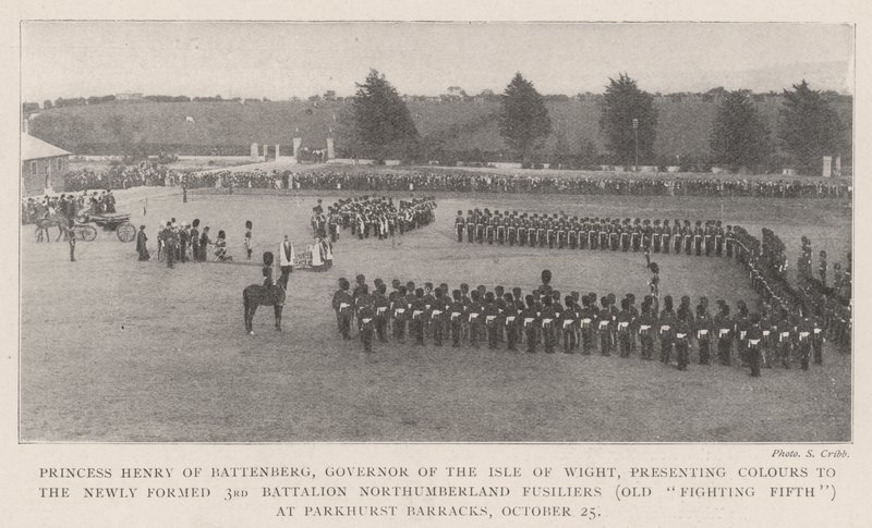 Princezna Henry z Battenbergu, guvernér Isle of Wight, předává barvy nově zformovanému 3. praporu Northumberland Fusiliers (Old Fighting Fifth) v Parkhurst Barracks, 25. října (bw ph od English Photographer