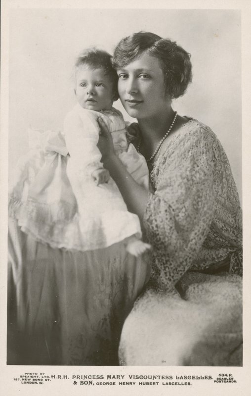 Princezna Mary, vikomtesa Lascelles, se svým nejstarším synem Georgem (černobílá fotografie) od English Photographer