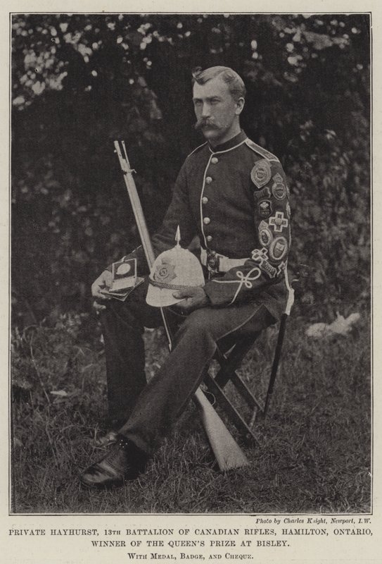 Vojín Hayhurst, 13. prapor kanadských pušek, Hamilton, Ontario, vítěz Queens Prize v Bisley, s medailí, odznakem a šekem od English Photographer
