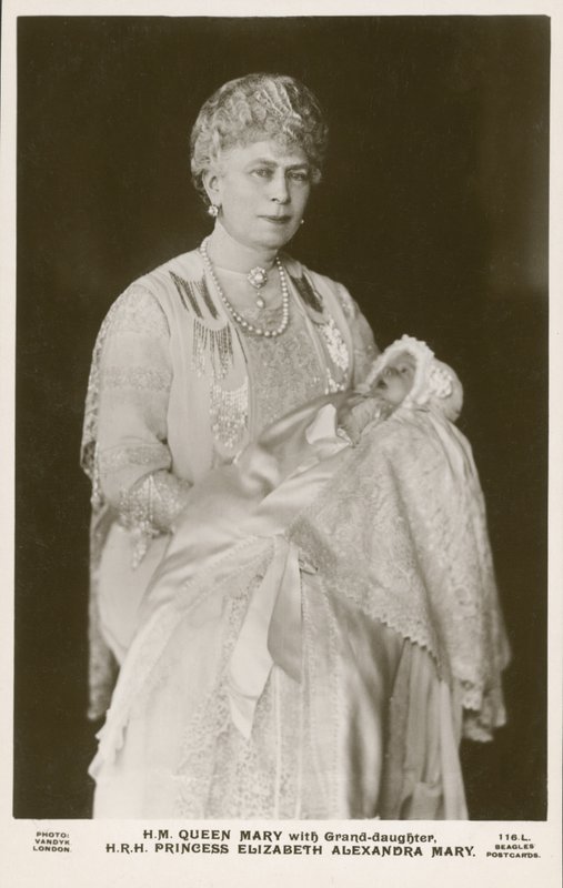 Queen Mary, choť krále Jiřího V., se svou vnučkou, princeznou Alžbětou od English Photographer