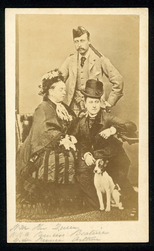Královna Viktorie, princezna Beatrice a princ Arthur od English Photographer