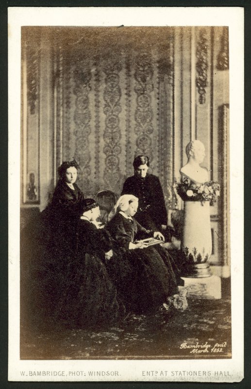 Královna Viktorie a členové její rodiny od English Photographer