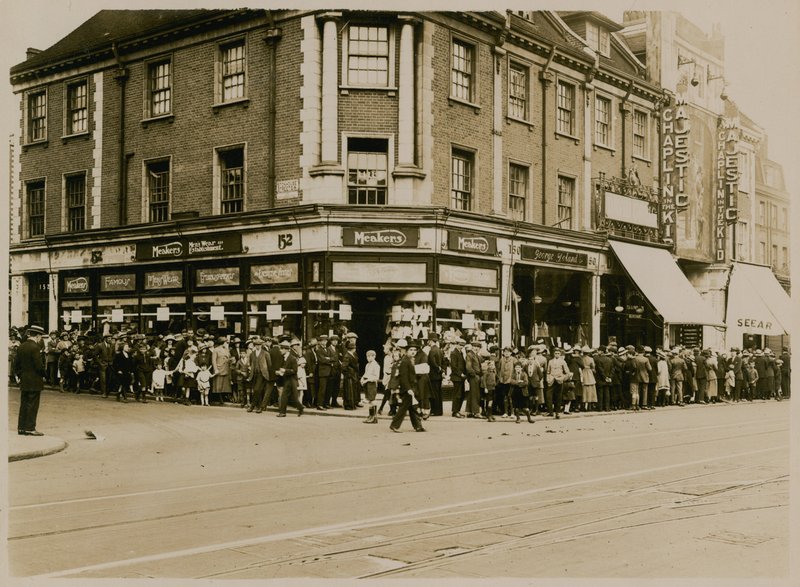 Fronta na Charlieho Chaplina ve filmu The Kid v The Majestic, High Street, Clapham, kolem roku 1921 od English Photographer