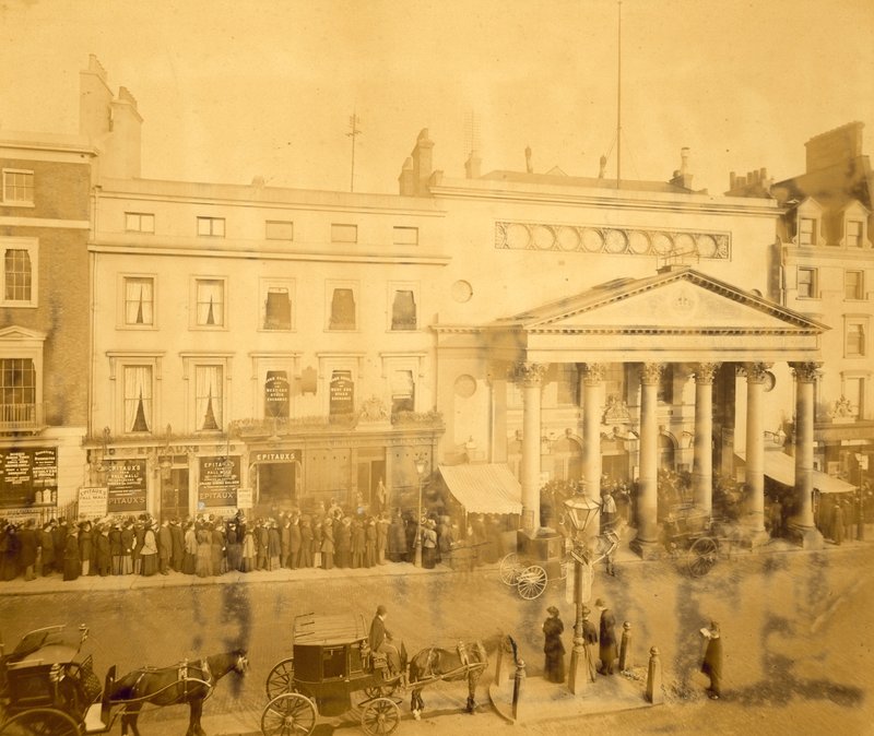Čekání na Haymarket v roce 1895 na první noc Trilby se Stromem v hlavní roli od English Photographer
