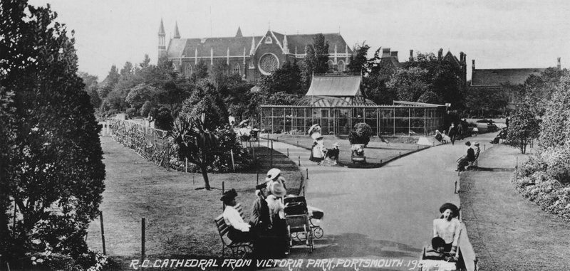 RC Cathedral z Victoria Park, Portsmouth (černobílá fotografie) od English Photographer