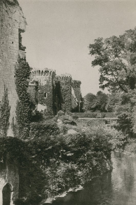 Hrad Raglan, z příkopu od English Photographer