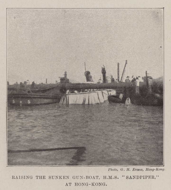 Zvednutí potopeného dělového člunu, HMS Sandpiper, v Hongkongu od English Photographer
