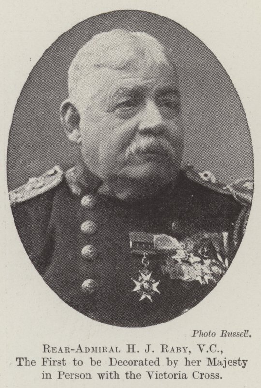 Kontraadmirál HJ Raby, VC, první, kterého Její Veličenstvo osobně vyznamenalo Viktoriin křížem od English Photographer