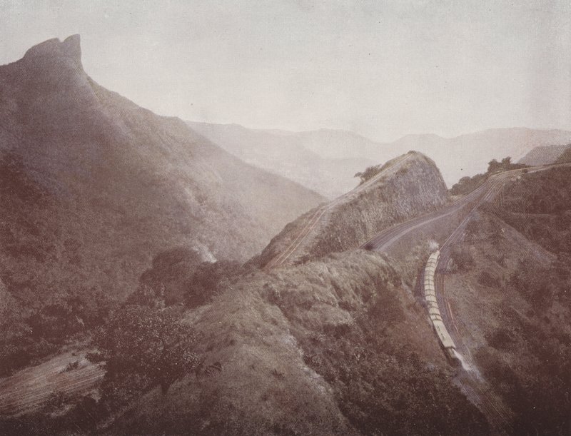 Couvací stanice a Dukes Nose, Poona Ghat (barevná fotografie) od English Photographer