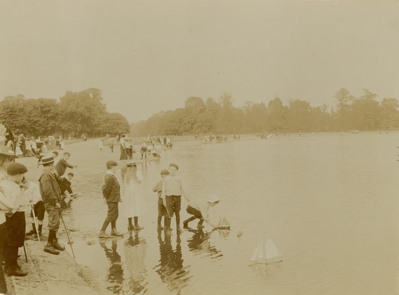 Round Pond, Kensington Gardens, Londýn od English Photographer