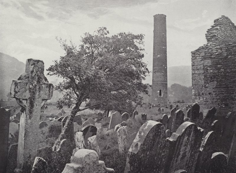 Kulatá věž, St Kevins Cross and Kitchen, Glendalough od English Photographer