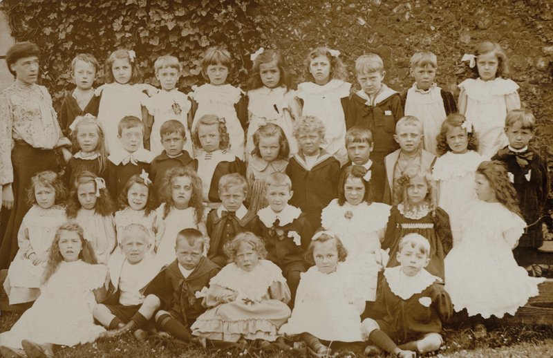 Školní děti, Norfolk, začátek 20. století (černobílá fotografie) od English Photographer