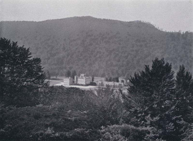 Skotsko: hrad Taymouth (černobílá fotografie) od English Photographer