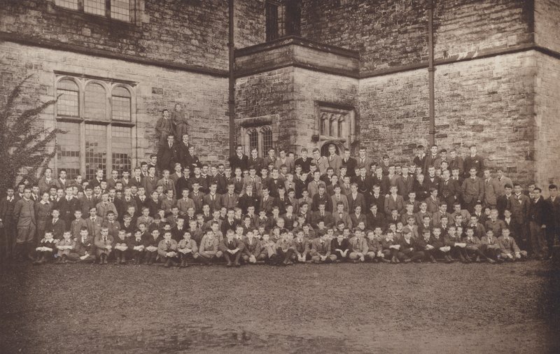 Sedbergh: Skupina chlapců (černobílá fotografie) od English Photographer