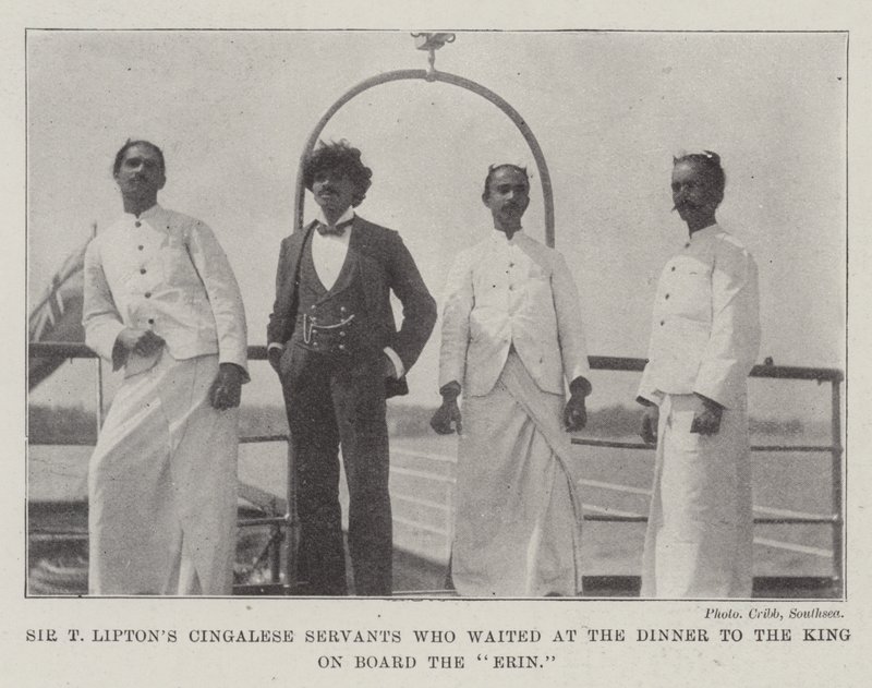 Sir T Liptons Cingalese Sluhové, kteří čekali u večeře na krále na palubě Erinu od English Photographer