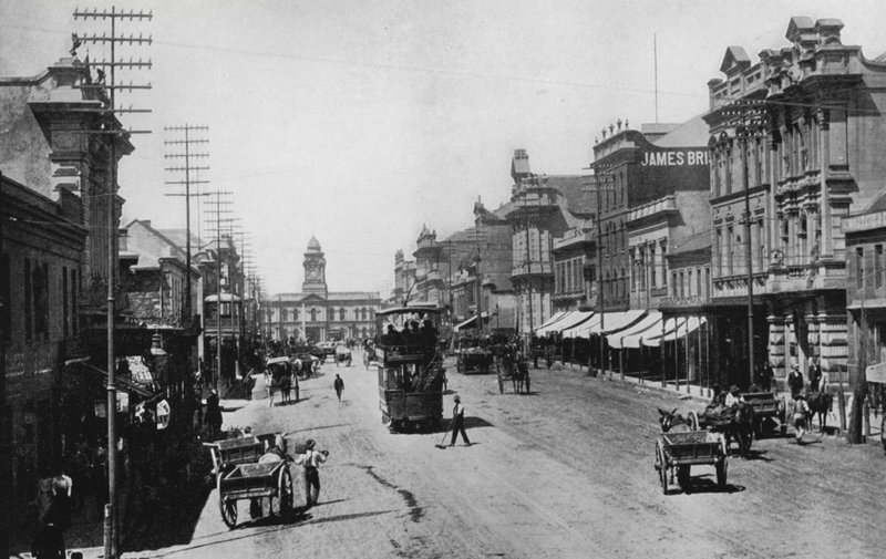 Jižní Afrika: Main Street, Port Elizabeth (černobílá fotografie) od English Photographer