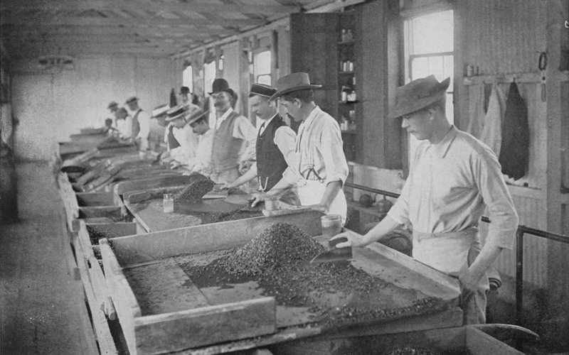Jižní Afrika: Searching Tables, De Beers Diamond Mines, Kimberley (č/b foto) od English Photographer