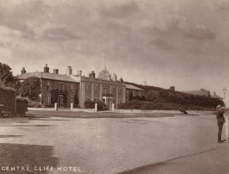 Southwold: Centre Cliff Hotel (černobílá fotografie) od English Photographer