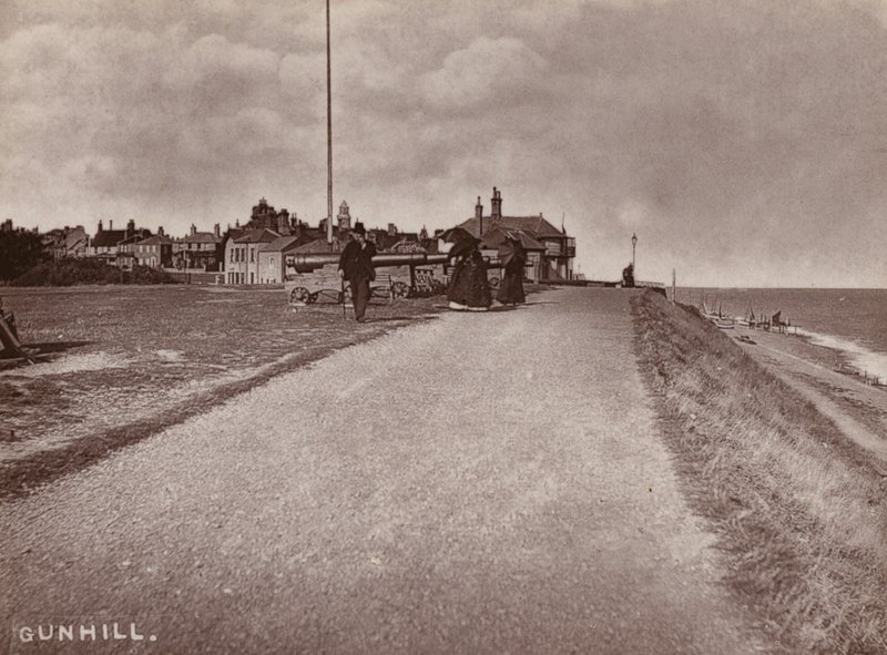 Southwold: Gunhill (černobílá fotografie) od English Photographer