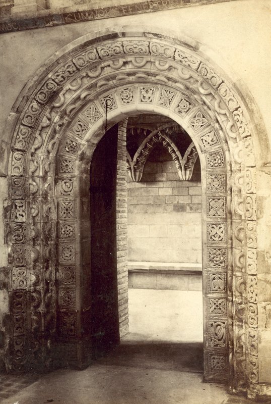 St Albans Abbey, Norman Door (černobílá fotografie) od English Photographer