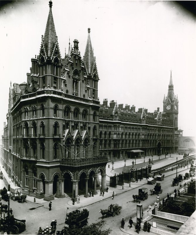 nádraží St Pancras; fotografie z dubna 1899 od English Photographer