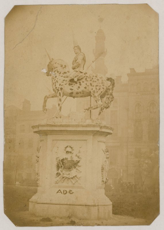 Socha krále Jiřího I., Leicester Square, Londýn; fotografie pořízená v roce 1866 od English Photographer