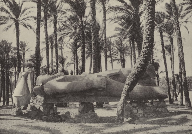 Socha Ramesese II., ležící ve městě, o kterém Jeremiáš řekl, že by mělo být bez obyvatel od English Photographer