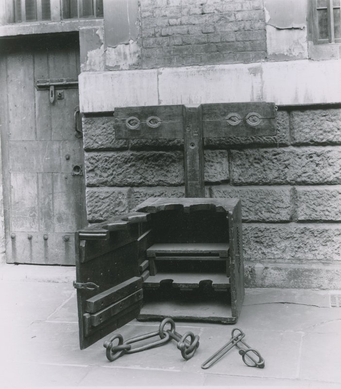 Akcie a okovy vystavené ve věznici Newgate od English Photographer